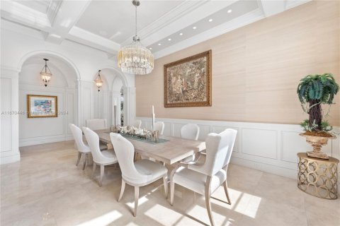 House in Coral Gables, Florida 8 bedrooms, 1085.47 sq.m. № 1692617 - photo 12