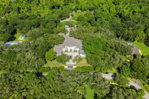 House in Coral Gables, Florida 8 bedrooms, 1085.47 sq.m. № 1692617 - photo 5