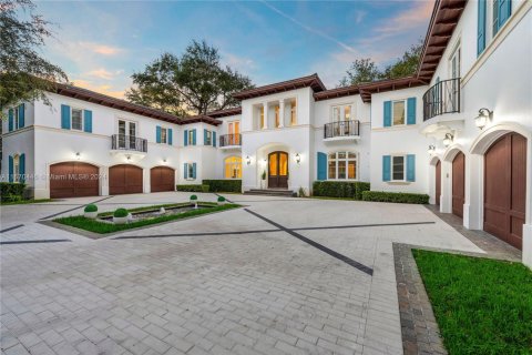 House in Coral Gables, Florida 8 bedrooms, 1085.47 sq.m. № 1692617 - photo 3