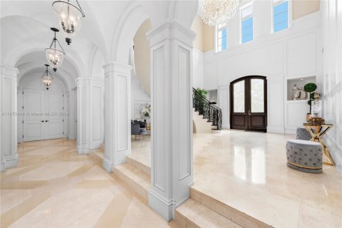 House in Coral Gables, Florida 8 bedrooms, 1085.47 sq.m. № 1692617 - photo 9