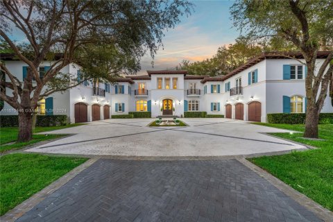 House in Coral Gables, Florida 8 bedrooms, 1085.47 sq.m. № 1692617 - photo 1