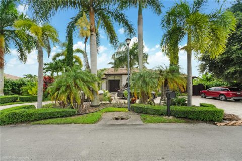 House in Miami, Florida 5 bedrooms, 308.06 sq.m. № 1893396 - photo 1