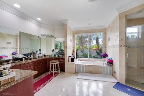 House in Miami, Florida 5 bedrooms, 308.06 sq.m. № 1893396 - photo 9