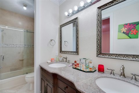 House in Miami, Florida 5 bedrooms, 308.06 sq.m. № 1893396 - photo 12