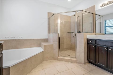 Casa en venta en Hialeah, Florida, 5 dormitorios, 270.25 m2 № 2042136 - foto 30