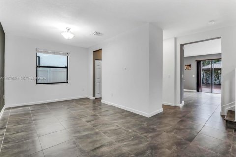 Casa en venta en Hialeah, Florida, 5 dormitorios, 270.25 m2 № 2042136 - foto 9