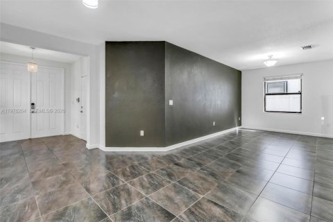 Casa en venta en Hialeah, Florida, 5 dormitorios, 270.25 m2 № 2042136 - foto 5