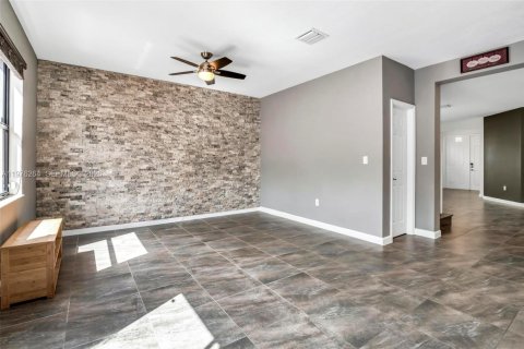 Casa en venta en Hialeah, Florida, 5 dormitorios, 270.25 m2 № 2042136 - foto 16