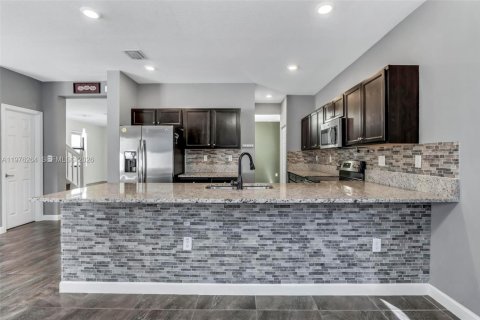 Casa en venta en Hialeah, Florida, 5 dormitorios, 270.25 m2 № 2042136 - foto 21