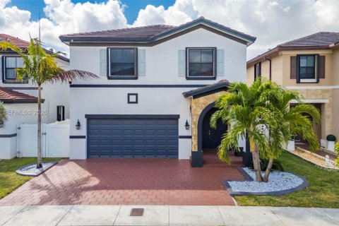 Casa en venta en Hialeah, Florida, 5 dormitorios, 270.25 m2 № 2042136 - foto 2