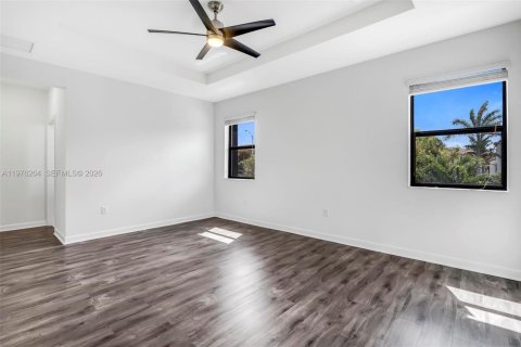 Casa en venta en Hialeah, Florida, 5 dormitorios, 270.25 m2 № 2042136 - foto 28
