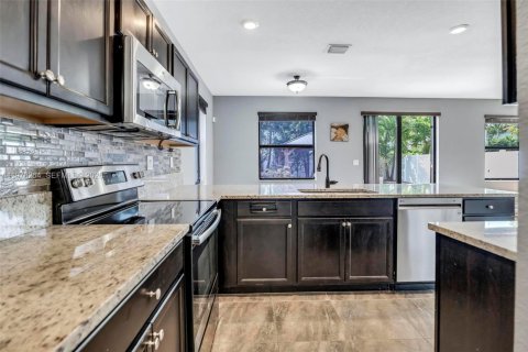 Casa en venta en Hialeah, Florida, 5 dormitorios, 270.25 m2 № 2042136 - foto 24