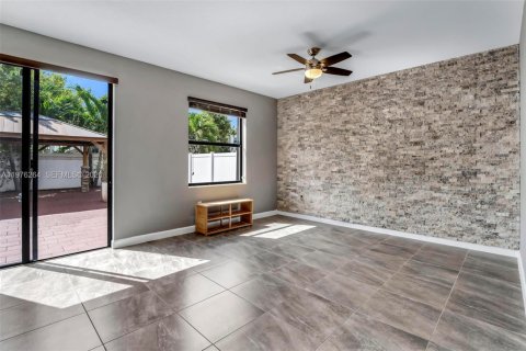 Casa en venta en Hialeah, Florida, 5 dormitorios, 270.25 m2 № 2042136 - foto 15