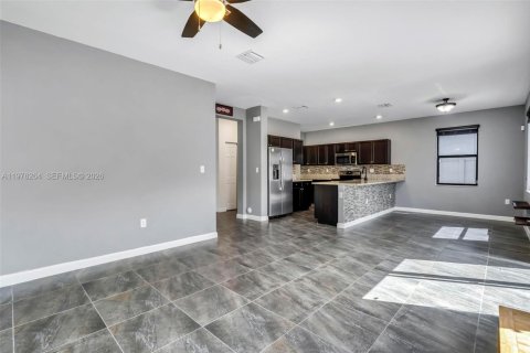 Casa en venta en Hialeah, Florida, 5 dormitorios, 270.25 m2 № 2042136 - foto 18