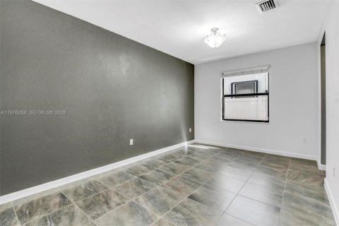 Casa en venta en Hialeah, Florida, 5 dormitorios, 270.25 m2 № 2042136 - foto 7