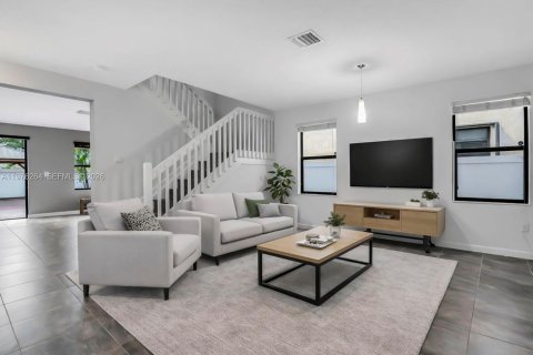 Casa en venta en Hialeah, Florida, 5 dormitorios, 270.25 m2 № 2042136 - foto 10