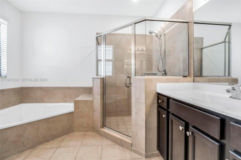 Casa en venta en Hialeah, Florida, 5 dormitorios, 270.25 m2 № 2042136 - foto 29