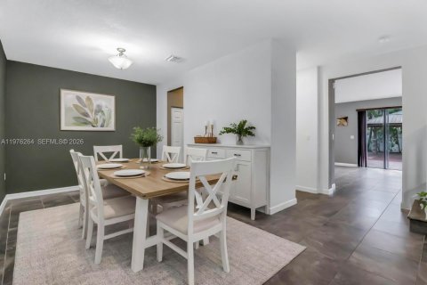 Casa en venta en Hialeah, Florida, 5 dormitorios, 270.25 m2 № 2042136 - foto 8