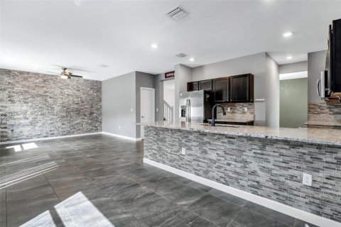 Casa en venta en Hialeah, Florida, 5 dormitorios, 270.25 m2 № 2042136 - foto 20