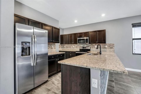 Casa en venta en Hialeah, Florida, 5 dormitorios, 270.25 m2 № 2042136 - foto 22