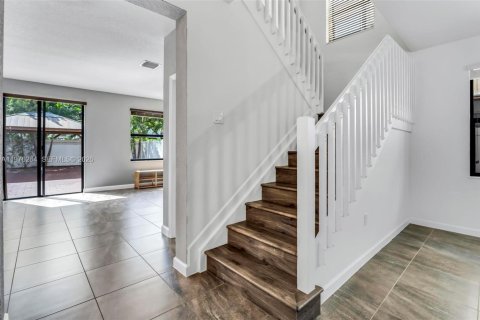 Casa en venta en Hialeah, Florida, 5 dormitorios, 270.25 m2 № 2042136 - foto 13