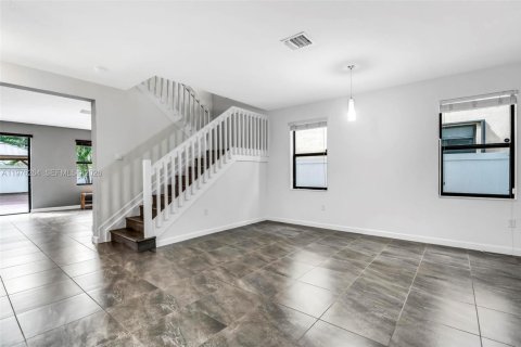 Casa en venta en Hialeah, Florida, 5 dormitorios, 270.25 m2 № 2042136 - foto 11