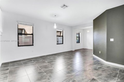 Casa en venta en Hialeah, Florida, 5 dormitorios, 270.25 m2 № 2042136 - foto 6