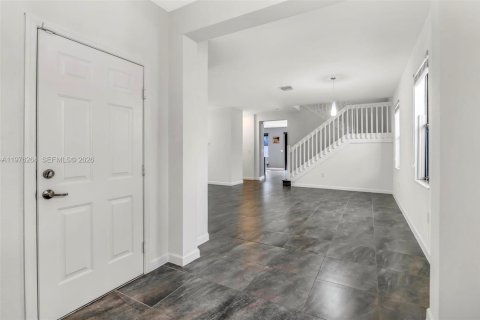 Casa en venta en Hialeah, Florida, 5 dormitorios, 270.25 m2 № 2042136 - foto 3