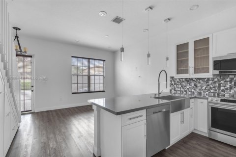 Снять в аренду таунхаус в Пемброк-Пайнс, Флорида 2 спальни, 127.09м2, № 2049447 - фото 3