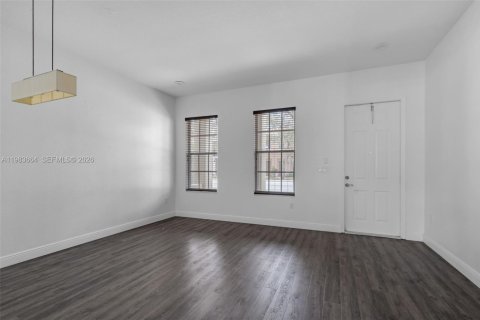 Снять в аренду таунхаус в Пемброк-Пайнс, Флорида 2 спальни, 127.09м2, № 2049447 - фото 6