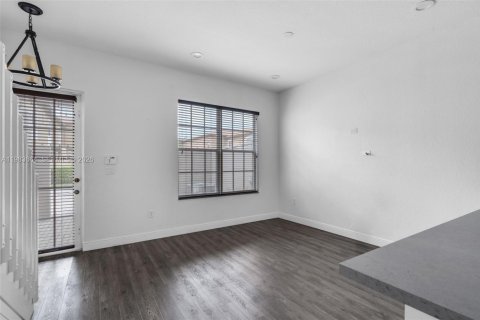 Снять в аренду таунхаус в Пемброк-Пайнс, Флорида 2 спальни, 127.09м2, № 2049447 - фото 4