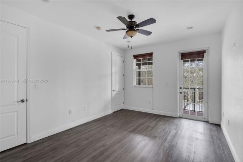 Снять в аренду таунхаус в Пемброк-Пайнс, Флорида 2 спальни, 127.09м2, № 2049447 - фото 8