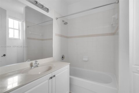 Снять в аренду таунхаус в Пемброк-Пайнс, Флорида 2 спальни, 127.09м2, № 2049447 - фото 18