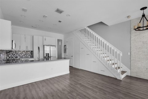 Снять в аренду таунхаус в Пемброк-Пайнс, Флорида 2 спальни, 127.09м2, № 2049447 - фото 2