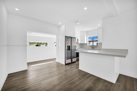 Propiedad comercial en venta en Hollywood, Florida, 159.7 m2 № 1956090 - foto 8