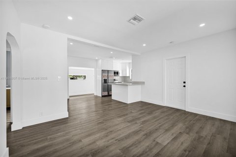 Propiedad comercial en venta en Hollywood, Florida, 159.7 m2 № 1956090 - foto 6