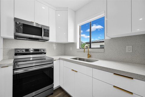 Propiedad comercial en venta en Hollywood, Florida, 159.7 m2 № 1956090 - foto 10