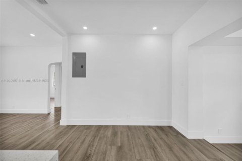 Propiedad comercial en venta en Hollywood, Florida, 159.7 m2 № 1956090 - foto 16