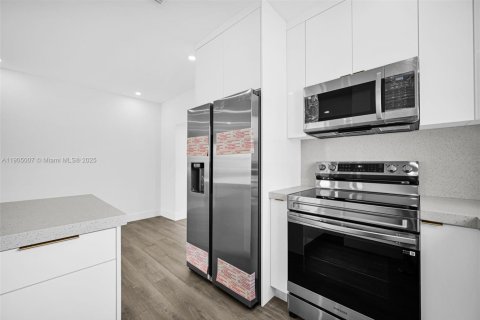 Propiedad comercial en venta en Hollywood, Florida, 159.7 m2 № 1956090 - foto 9