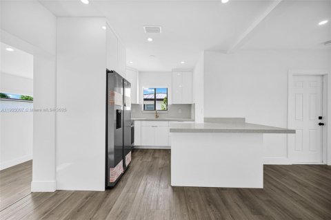 Propiedad comercial en venta en Hollywood, Florida, 159.7 m2 № 1956090 - foto 13