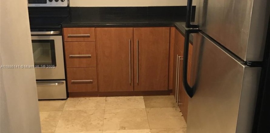 Кондоминиум с 2 спальнями в Халландейл-Бич, Флорида № 1981686