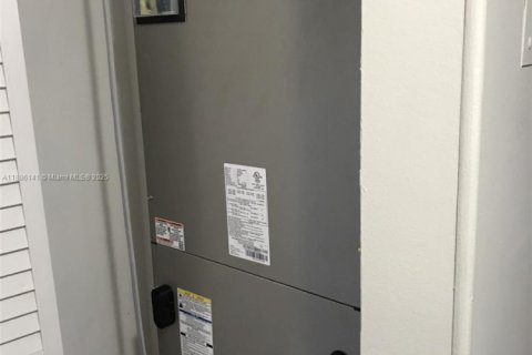 Купить кондоминиум в Халландейл-Бич, Флорида 2 спальни, 102.19м2, № 1981686 - фото 2