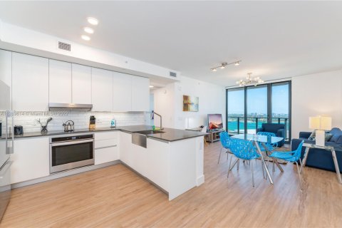 Apartamento en alquiler en Miami, Florida, 2 dormitorios, 111.48 m2 № 1938467 - foto 1