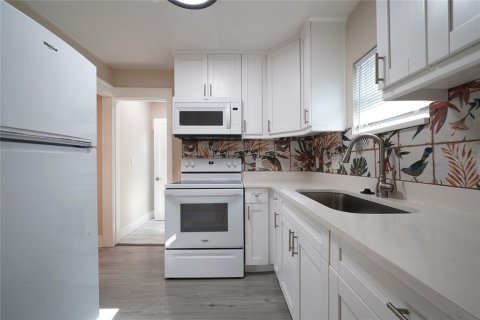 House in Saint Petersburg, Florida 4 bedrooms, 141.21 sq.m. № 1880469 - photo 4