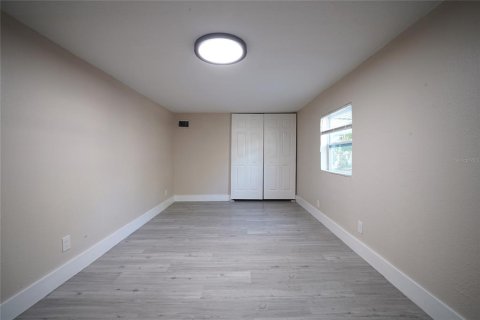 House in Saint Petersburg, Florida 4 bedrooms, 141.21 sq.m. № 1880469 - photo 11
