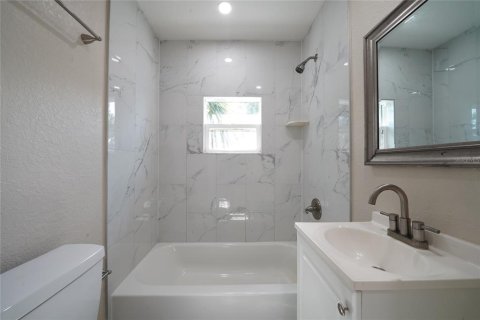 House in Saint Petersburg, Florida 4 bedrooms, 141.21 sq.m. № 1880469 - photo 6