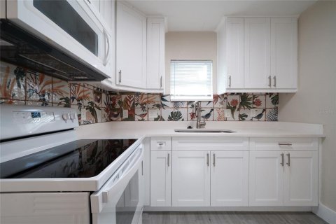 House in Saint Petersburg, Florida 4 bedrooms, 141.21 sq.m. № 1880469 - photo 3