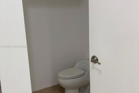 Copropriété à louer à North Miami, Floride: 3 chambres, 169.27 m2 № 2407444 - photo 13