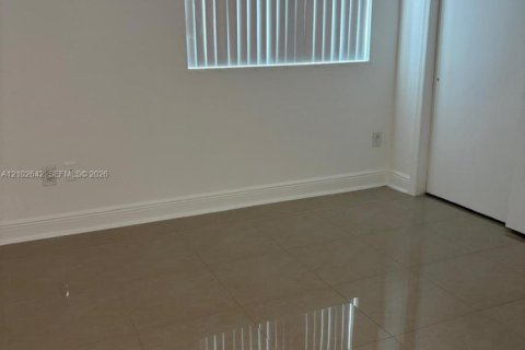 Copropriété à louer à North Miami, Floride: 3 chambres, 169.27 m2 № 2407444 - photo 4