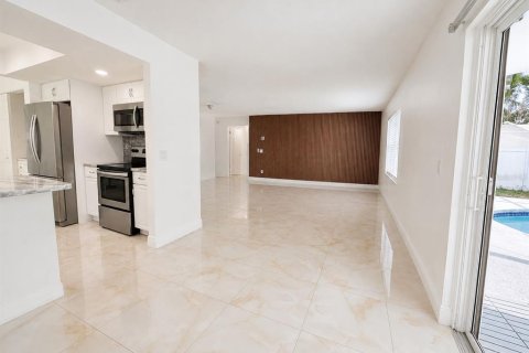 Villa ou maison à vendre à Tampa, Floride: 4 chambres, 138.98 m2 № 2329234 - photo 3